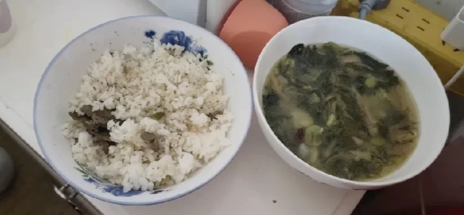 这是我家婆给我做的月子餐。
我老公在孩子出生三天后，就又去外地打工了。他让家婆好