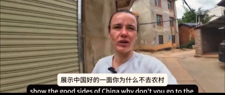 在中国旅游的南非女博主露西（lucy）被油管上外国的一些网络黑子狂喷，喷子骂她: