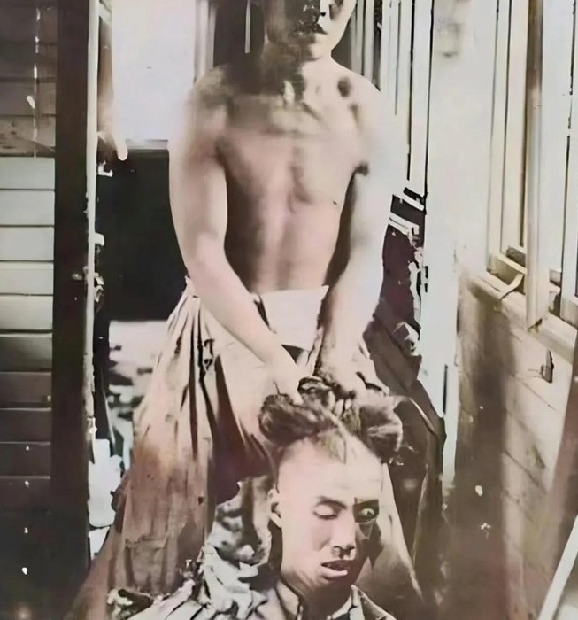 1905年，北京火车站，吴樾行刺失败，一名清军抓着他的辫子，正被清理出车厢，镜头
