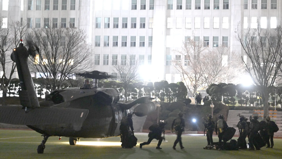 防止韩国军队再次空降抓捕国会议员，韩国国会前草坪停满了车辆！