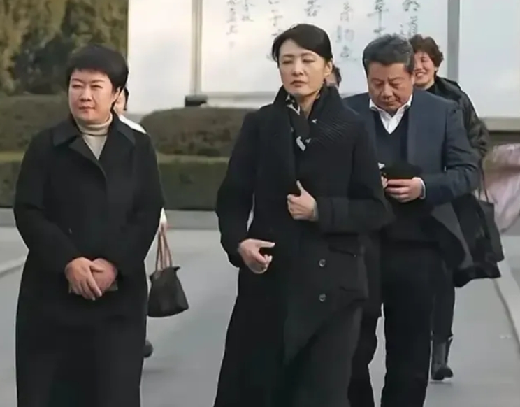 大家有同感吗？

她怎么能变化这么大呢？

总感觉以前主持节目的她，笑眼盈盈的，