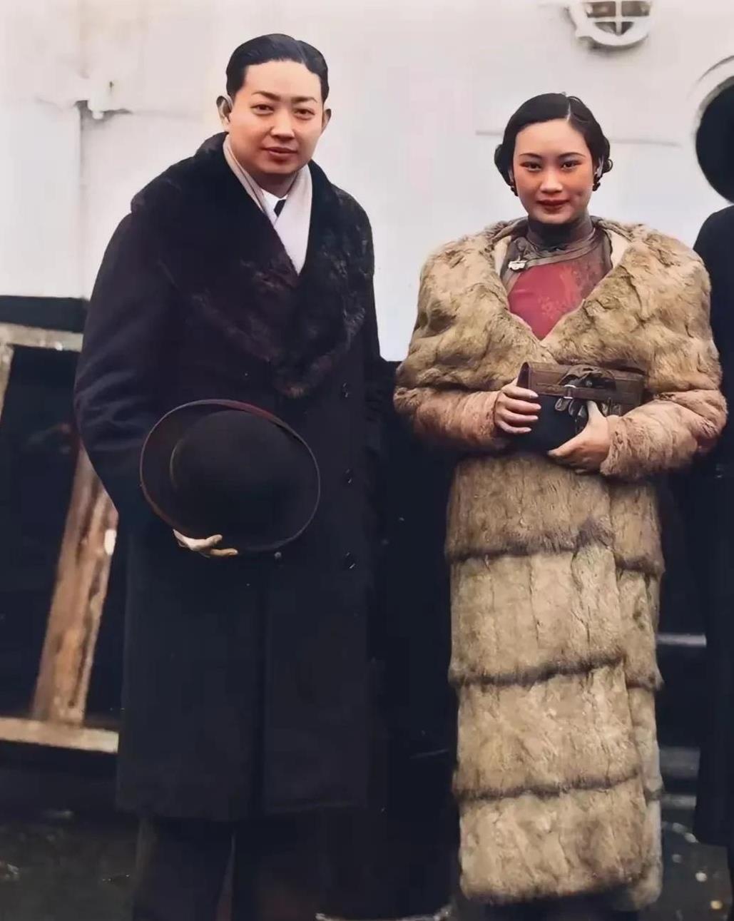 这是拍摄于1933年汇山码头的老照片
左边的男人是戏曲大师梅兰芳，在梅兰芳旁边的