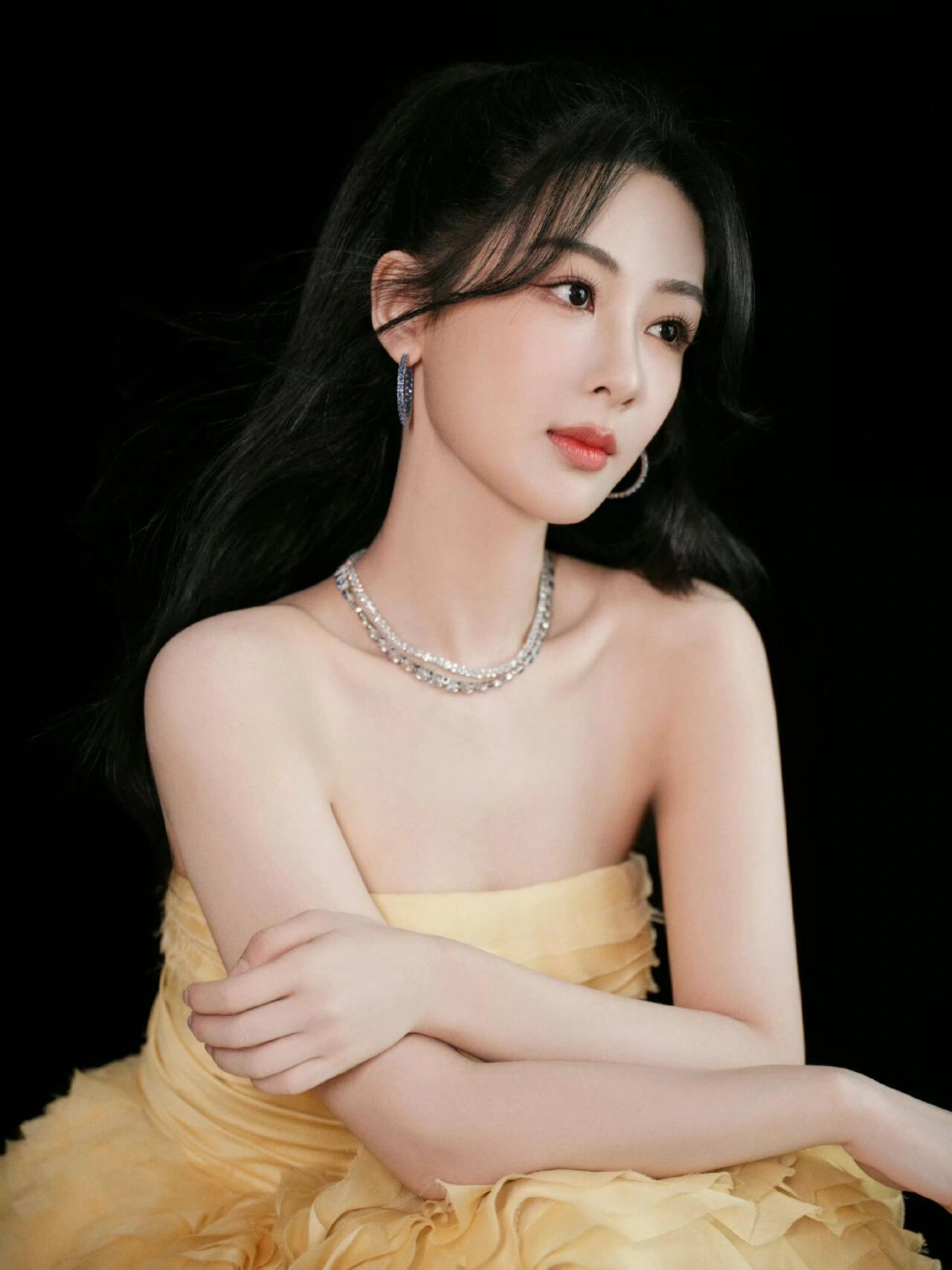 杨紫紫妹穿紫