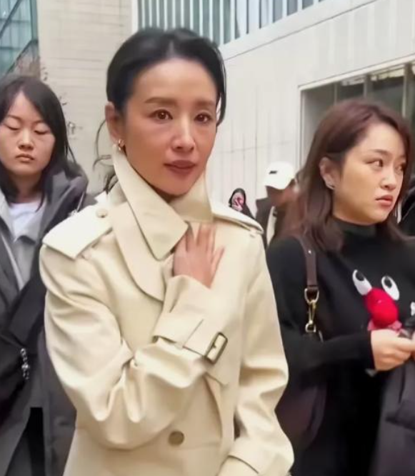 女神变大妈？北京一场时尚活动上，董洁一现身，网友们都惊呆了！

皮肤松弛，眼神沧