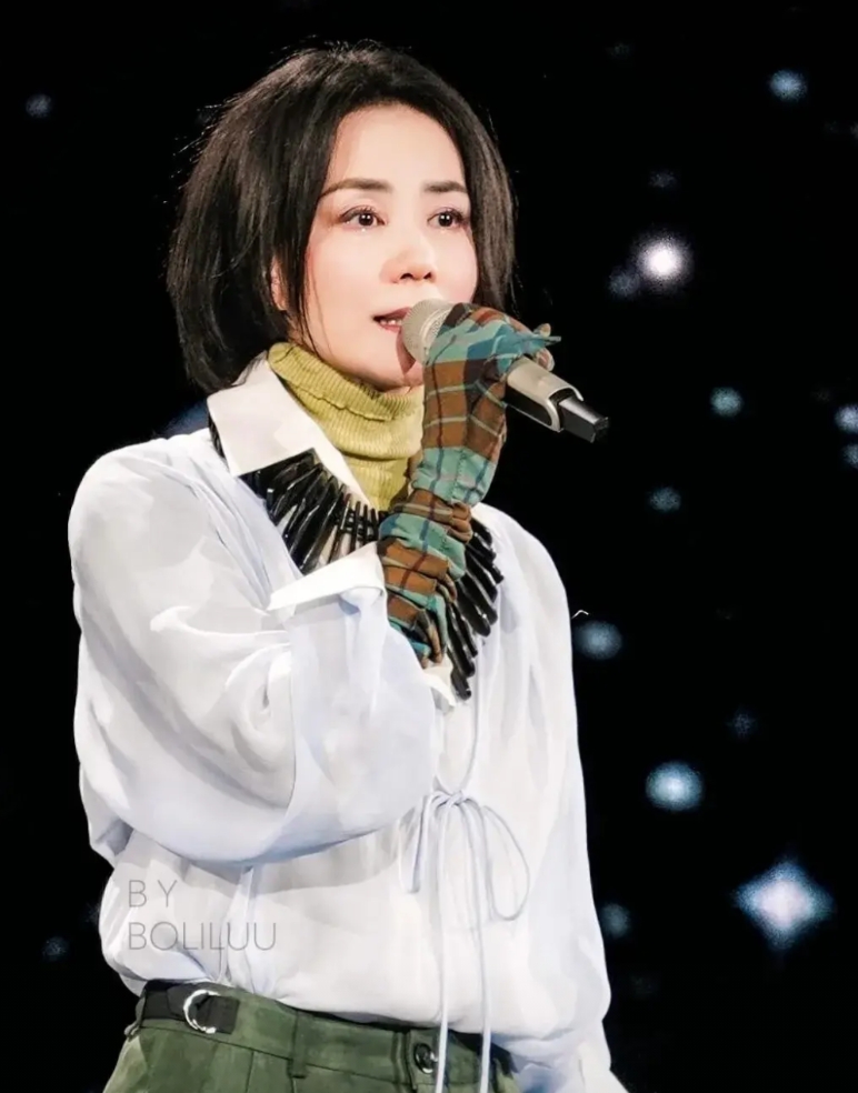 王菲这人真是个迷

越来越让人看不懂了

你说她火吧，平日里都看不见她，也不算是