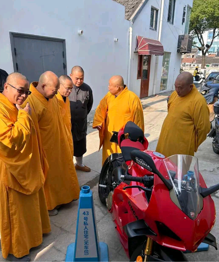 不知道是哪位大师的座驾，大家都觉得很不错。