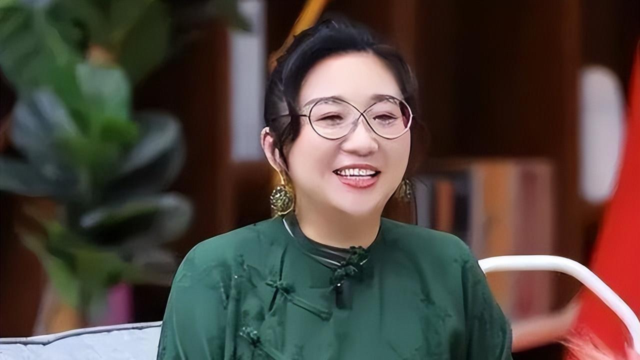 离婚才10个月，吃完老刘“红利”的傅首尔，又回到了她的“怪圈”