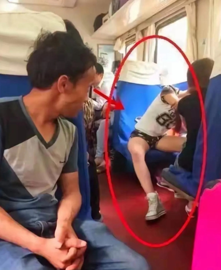 辣眼睛！某火车车厢里，有一个小伙好像只穿着一条内裤，就匆忙出门了，让人惊掉了下巴