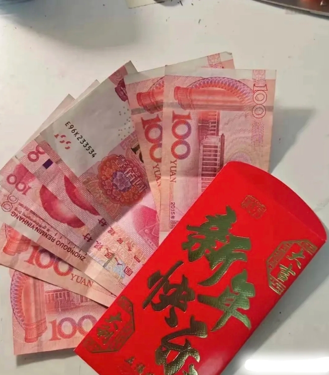 我跟儿媳开玩笑说，强烈建议她生二胎。
今年过年我发出去了3000压岁钱，我们收到