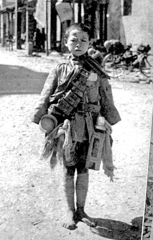 1938年，一个15岁的小战士被捕，日军在下毒手之前，给小战士拍了张照片，目的是