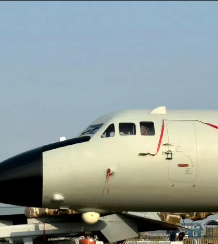 以后谁还敢嘲笑U型锁？堂堂轰6K，战略轰炸机，最后一道防线竟然还是这把忠实的U型