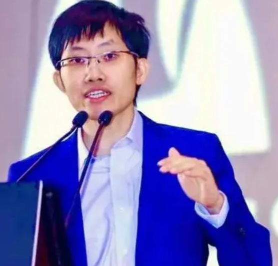 梁文锋，是一个真正的大侠。

他说，我要让中国最偏远山村的孩童，能和硅谷工程师一