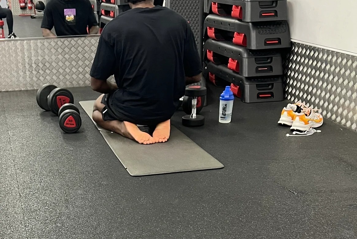 黑人的脚底板不是黑色的耶…
虽然一直知道黑哥的脚底板是白的，但亲眼看到的时候还是