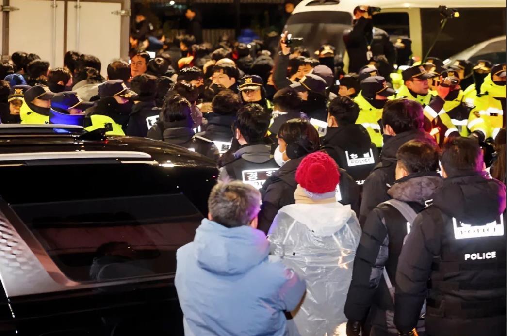 开始！逮捕尹锡悦
当地时间1月15日凌晨，韩国公调处的车辆抵达韩国总统官邸附近，