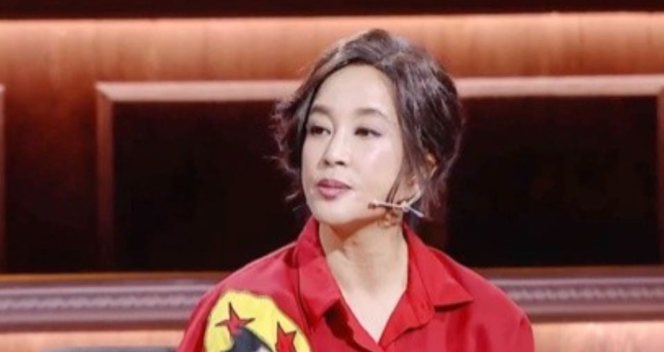 一日，刘晓庆回到家中，却发现她以三倍薪资聘请的保姆正躺在沙发上，一边吃着零食一边