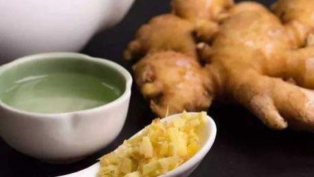 73岁大爷天天用生姜水泡脚，努力坚持了半年，医生夸赞：可以尝试