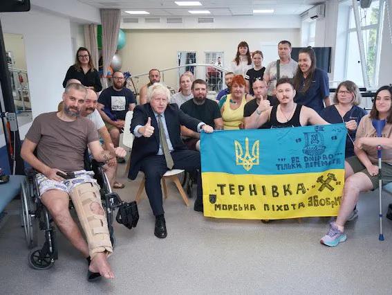 英国前首相鲍里斯·约翰逊9月16日发文说：“乌克兰必须赢得这场战争，这一点毋庸置
