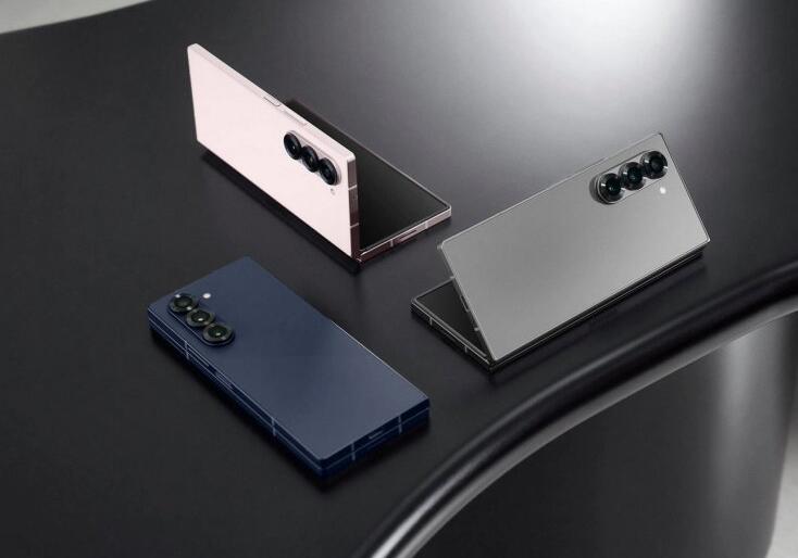 三星 Galaxy Z Fold6 提供星夜银、浅玫粉与冷夜蓝三款配色，还提供时