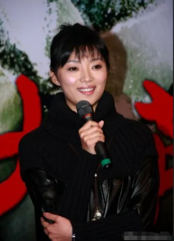 大家还记得《亮剑》中的秀芹吗？她在电视剧里面的扮相较土，但在现实中她是很美的一个