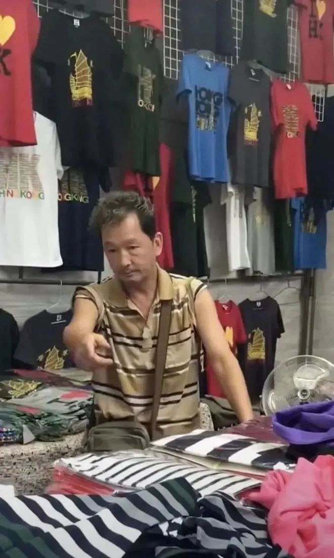问问UC智商高的网友们，甲、乙两位老板分别以同样的价格购进一种时装，乙购进的套数
