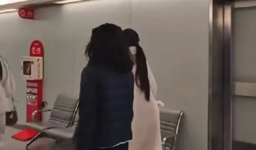 大s去世，小s会离婚，甚至自己黯然移民国外吗？
大s再落魄，也是根精神支柱，也是