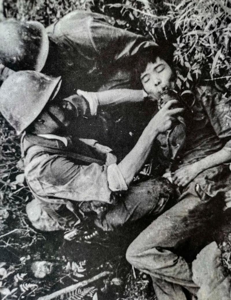 1987年，年仅32岁的解放军连长陈为民在老山战役上壮烈牺牲，他的战友在战斗结束