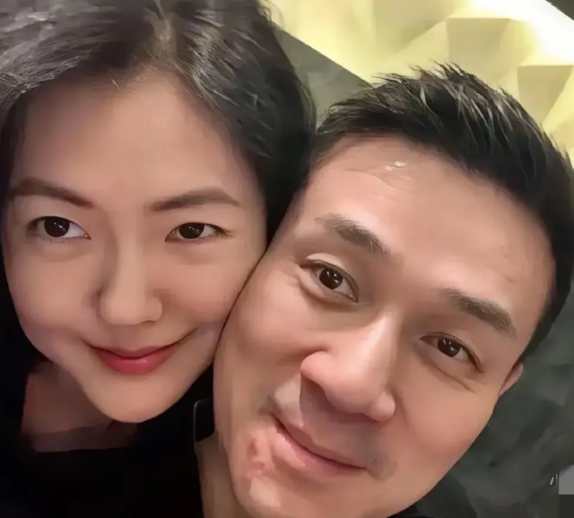 许雅钧开始给小s找麻烦了，逃不出这几个原因：
大s离开了，小s没有靠山了。小s本