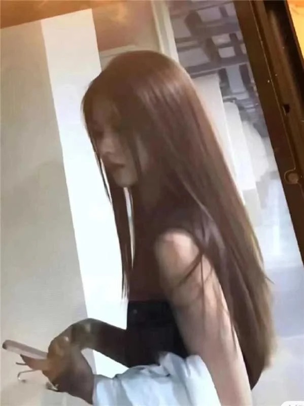 现实生活中真有这么柔顺的黑长直吗？
真的好喜欢黑长直！感觉有一种古典的韵味啊啊啊