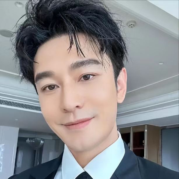 早前黄晓明就曝光过他在上海的豪宅。楼底高耸，内饰充满了简约的风格，主要以温暖的色