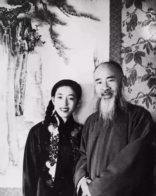 一天，富豪买了张大千的一幅画作，回家后被告知是赝品，但富豪不仅没气恼，反而邀请其
