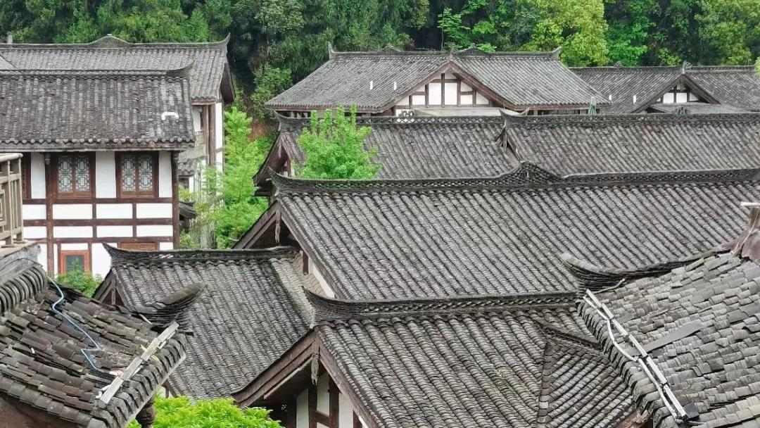 四川嘉陵江畔的古老小镇，与阆中古城隔江相望、充满诗情画意的古镇寻幽