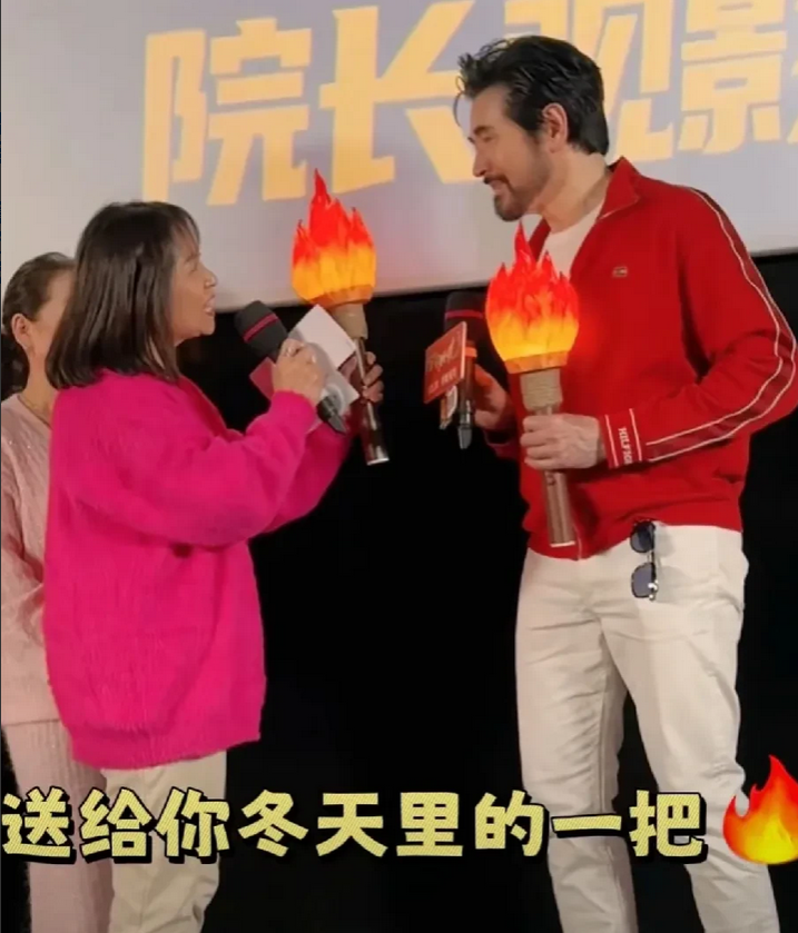 64岁的费翔在电影首映礼上，迎来了3名退休阿姨，阿姨们看到他十分激动，说喜欢了费