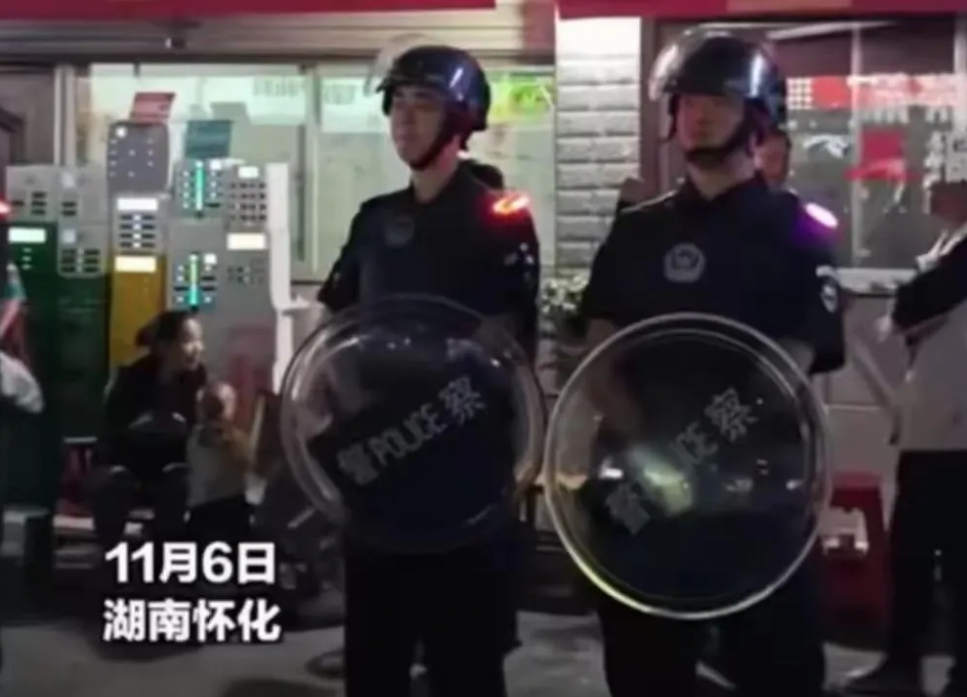 晓华理发店已有帽子叔叔执行，这3个人不高兴了：

    1、想蹭流量的人。很多