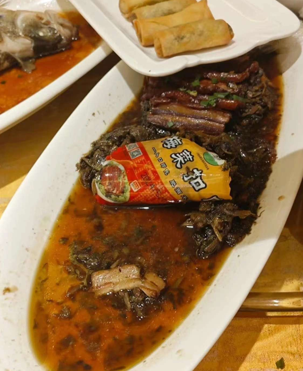 刚才在一家餐厅吃饭 居然发现包装袋，谁能告诉我这是什么？