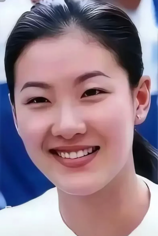 以前的温润如玉，人面桃花，是因为年轻，上天给予的自然美。

如今，人到中年，46