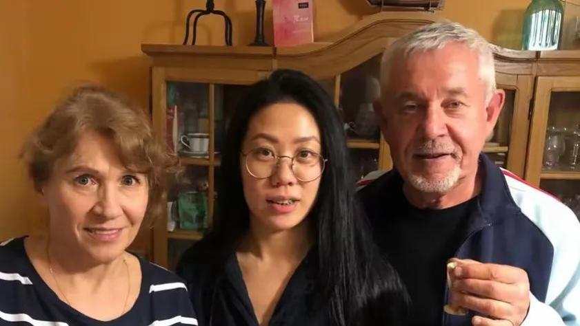 东北女孩远嫁俄罗斯，离婚后前夫为挽回她，把父母接到中国生活