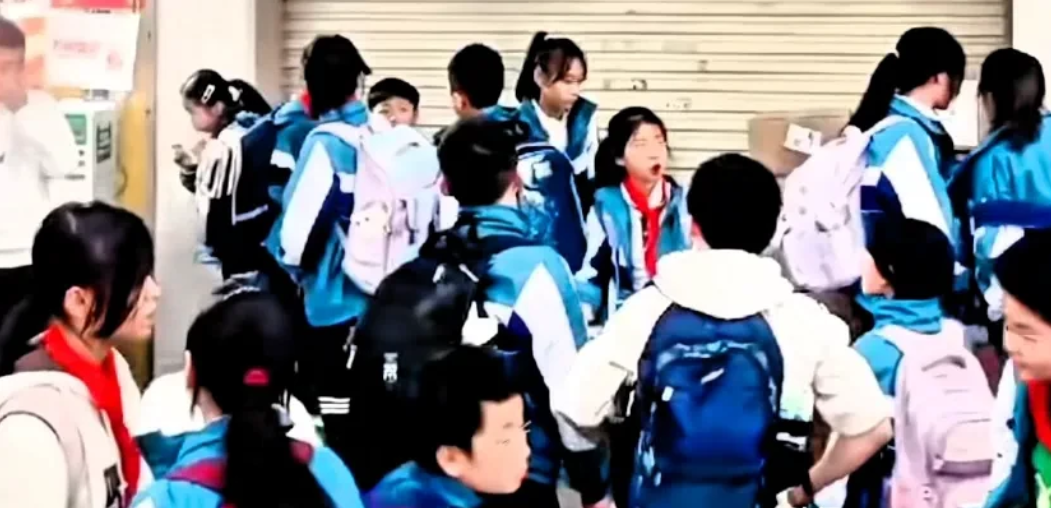肥娟小吃店闭门休息两天，一帮小学生朋友聚在门口久久不愿离去。
日前，肥娟夫妇宣布