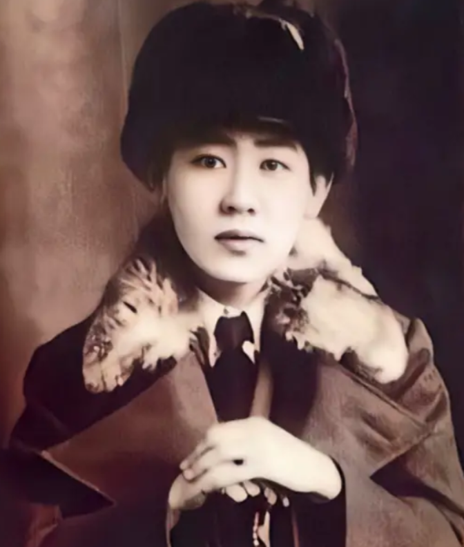 1945年，川岛芳子落入军统手里，可军统手段用尽，她就是没反应。这时，戴笠拿着尺