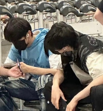 张子墨给余宇涵看手机