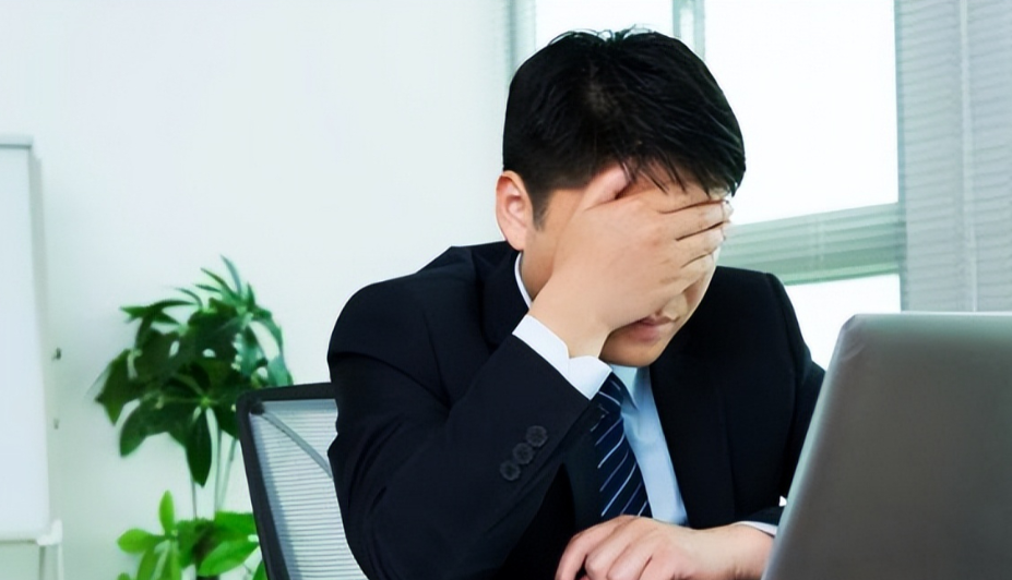 前段时间，公司把一个技术员裁员，当时补偿了12万。最近公司接了一个大项目，需要大