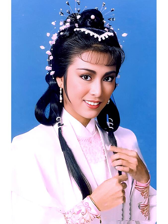 她是“最美黄蓉”，被誉为“黑美人”