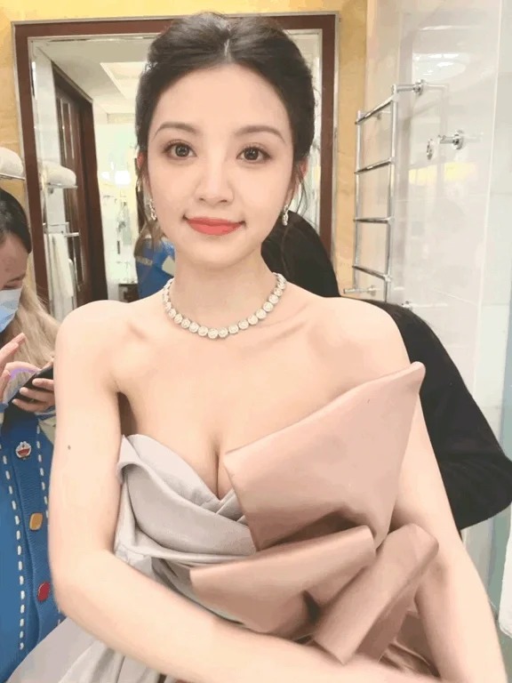 💫田曦薇眼睛老大了！👁
天哪，最近发现了一个小秘密，就是曦薇姐姐的眼睛太甜了