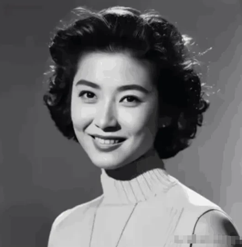 那个年代的怎么会有这么好看的美女，这就是国色天香之美，倾国倾城，美的不可方物。灵