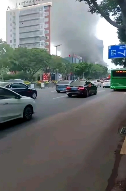 昨晚6点多，自贡市高新区丹桂大街的九鼎百货大楼，突然冒起滚滚浓烟，火势不小，还有