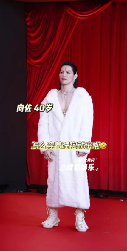 向左穿向太睡袍走红毯？还露背？
向左在出席活动走红毯时的照片曝光，这是把不走寻常