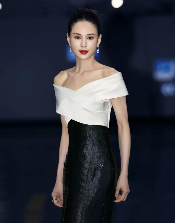 李若彤以小龙女一角惊艳众人，成为无数人的童年女神。多年来她风采依旧。近期面对“满