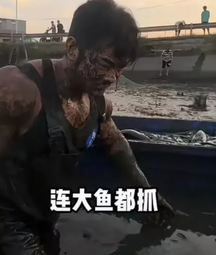 网上看到，一湖南博主称承包鱼塘抓鱼遭村民哄抢，村民一窝蜂的下去抢鱼，而且只抢大的