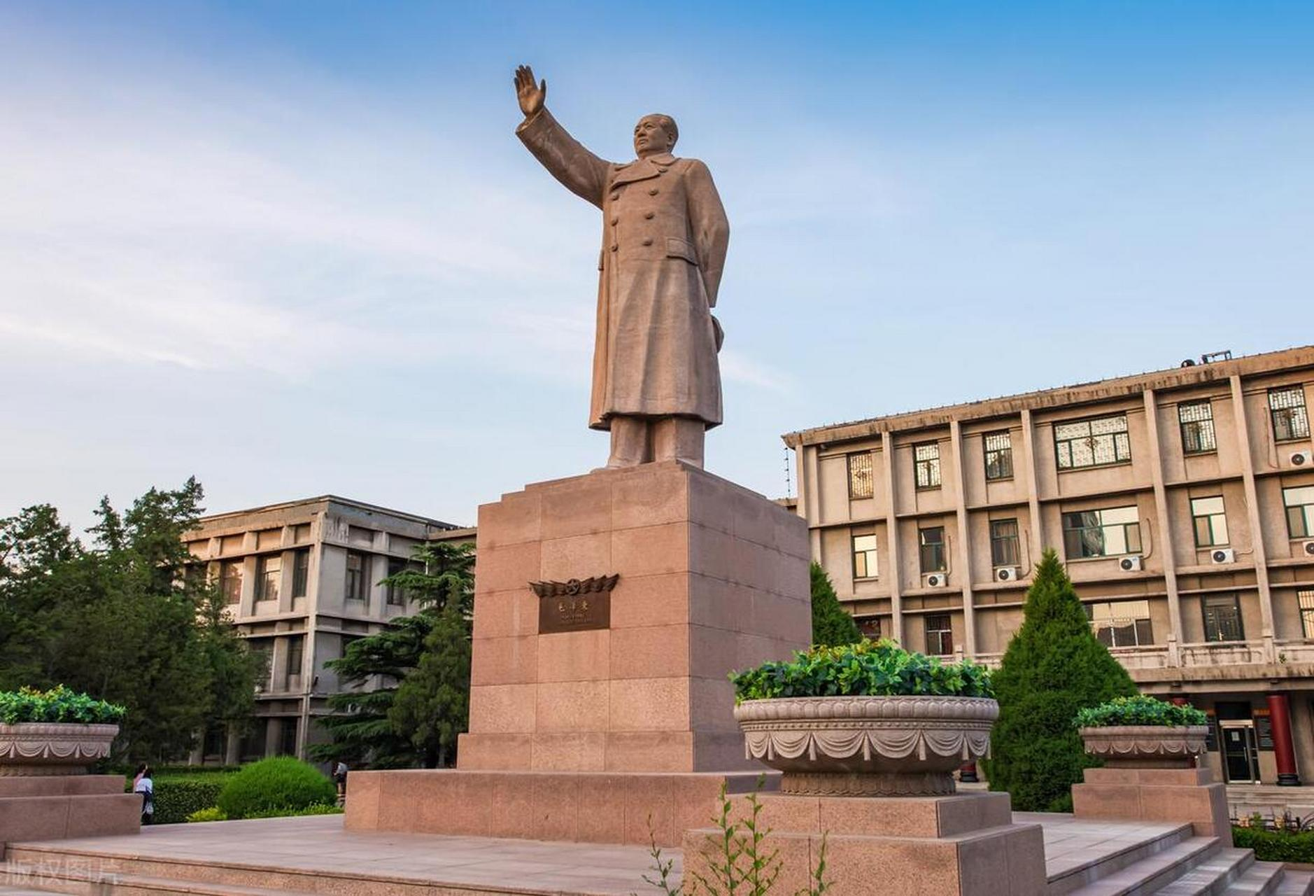 1980年，山西大学接到上级指示，要求拆除校内的毛主席塑像。然而，广大师生的强烈
