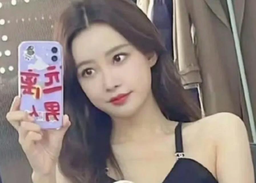 孙怡和男友滕光正在《怦然心动20岁》第三季中交往过，但孙怡却立单身人设。去年六月