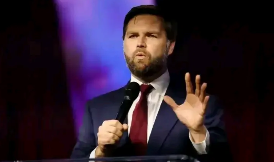 佩罗西被强烈批评！
美国共和党副总统候选人万斯公开指责佩洛西是美国工业衰落的罪魁